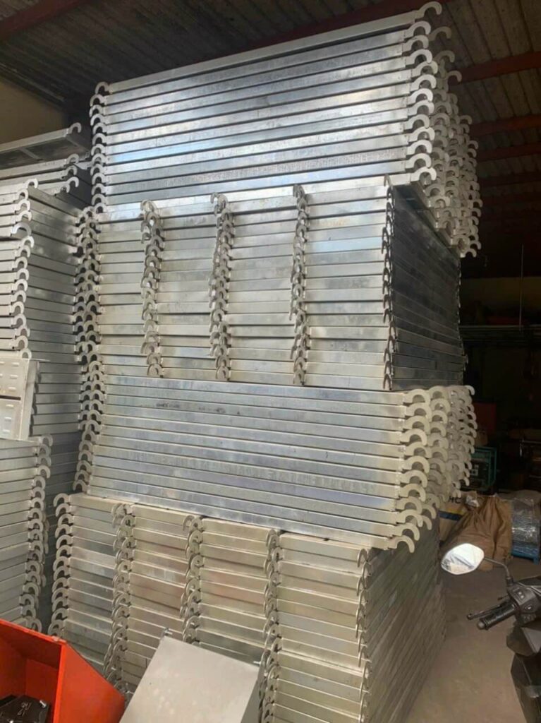 mâm giàn giáo kẽm