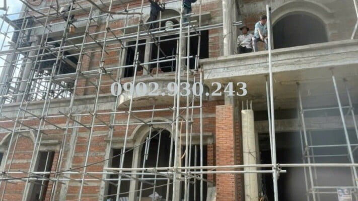 gian-giao-nem-bao-che-cong-trinh-xay-dung